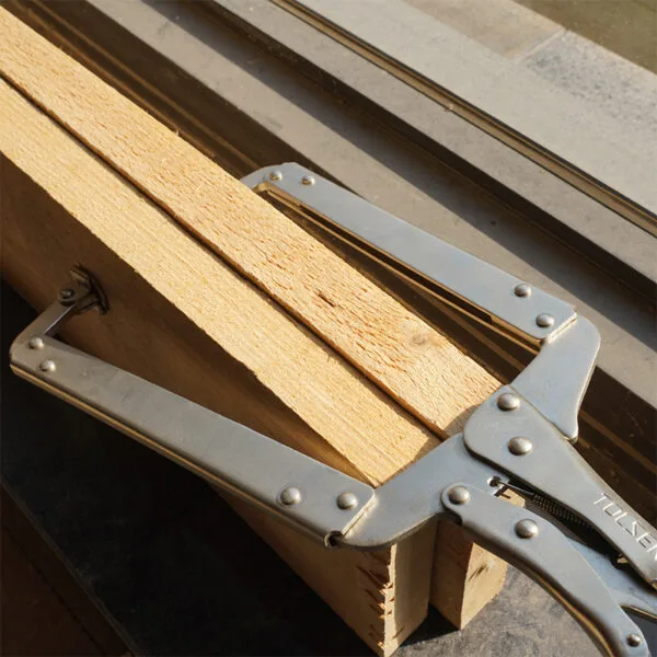 LOCKING CLAMP WITH SWIVEL PADS - Image 2